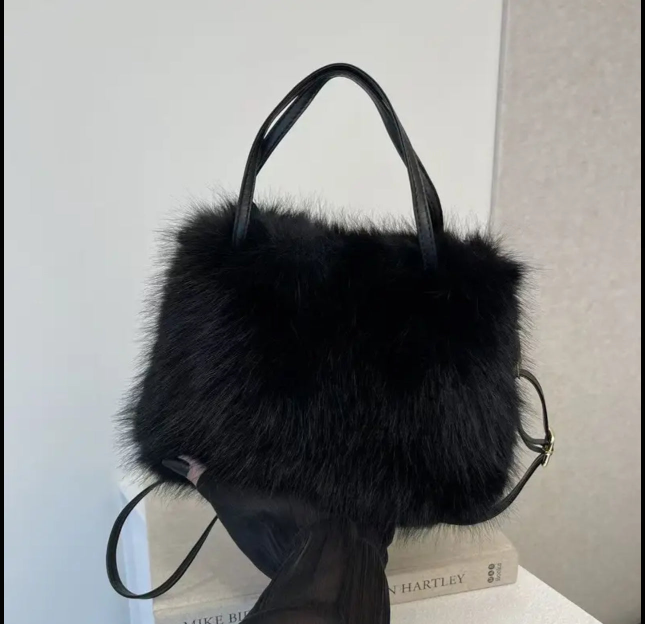 BLACK SUPER FLUFF MULTIWAY BAG